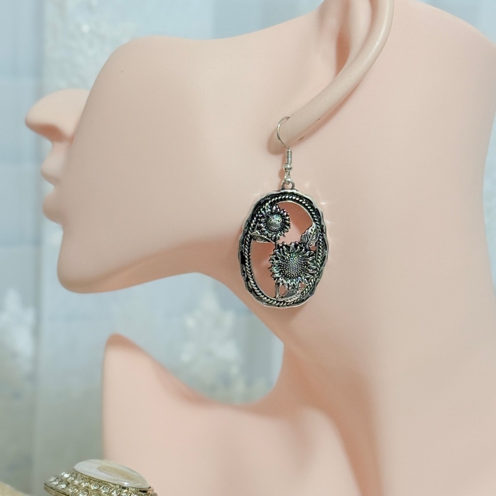 Western Silver Floral Earrings - Picture 4 of 7